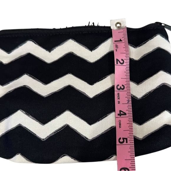 Thirty-One Mini Zipper Pouch Black Chevron NWT - Picture 3 of 4
